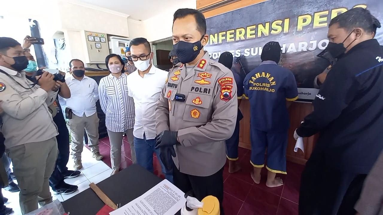Detik-detik Kematian Dila Bocah Sukoharjo, Disuruh Berdiri Lalu Kaki Ditendang hingga Kepala Terbentur 3 Detik-detik Kematian Dila Bocah Sukoharjo, Disuruh Berdiri Lalu Kaki Ditendang hingga Kepala Terbentur