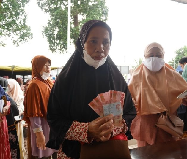 Ratusan Ibu-ibu di Kecamatan Karangtanjung Sumringah Dapat Bantuan Pangan Sosial dan Minyak Goreng 3 Ratusan Ibu-ibu di Kecamatan Karangtanjung Sumringah Dapat Bantuan Pangan Sosial dan Minyak Goreng