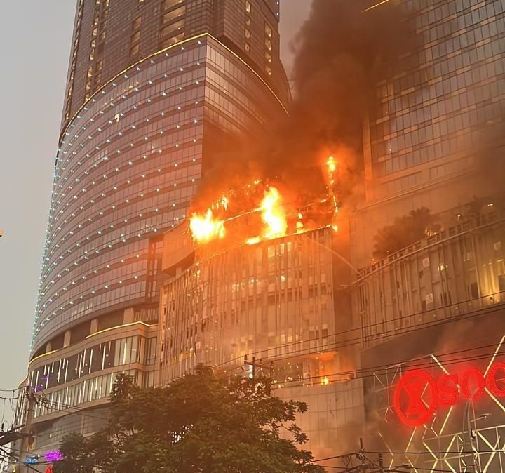 INFORMASI TERBARU Kebakaran Tunjungan Plaza Surabaya, Api Berasal dari Tenan Anak-Anak di Lantai 4