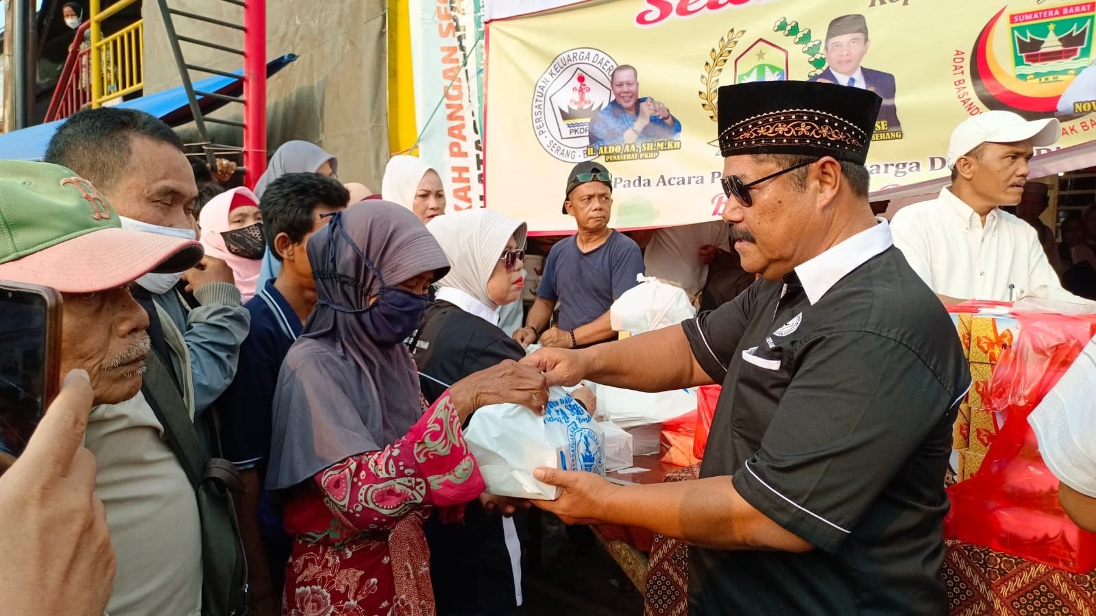 PKDP Kota Serang Bagikan 1.200 Nasi Kotak kepada Masyarakat 1 PKDP Kota Serang Bagikan 1.200 Nasi Kotak kepada Masyarakat