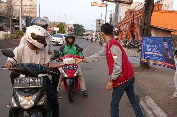 Berkah Ramadhan, Indonesia Moeda Banten Bagi-bagi Ratusan Takjil di Kota Serang