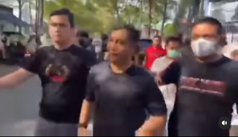 Detik-Detik Penangkapan Kepala Satpol PP Makassar yang Diduga Bunuh Pegawai Dishub Gara-Gara Rebutan Perempuan 1 Detik-Detik Penangkapan Kepala Satpol PP Makassar yang Diduga Bunuh Pegawai Dishub Gara-Gara Rebutan Perempuan