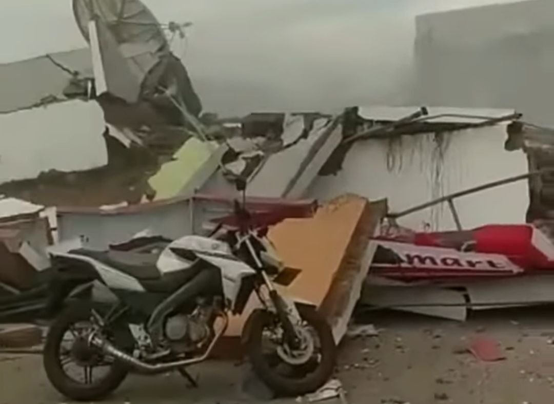 UPDATE ALFAMART AMBRUK, 15 Orang Tertimbun di Gedung Alfamart Gambut yang Roboh 10 UPDATE ALFAMART AMBRUK, 15 Orang Tertimbun di Gedung Alfamart Gambut yang Roboh