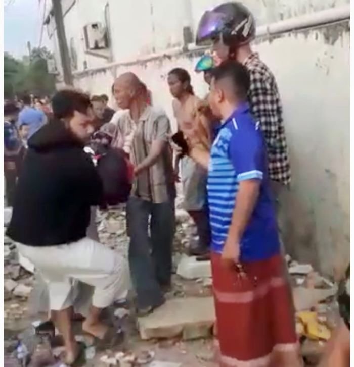 Detik-Detik Penyelamatan Korban Alfamart Gambut yang Ambruk 9 Detik-Detik Penyelamatan Korban Alfamart Gambut yang Ambruk