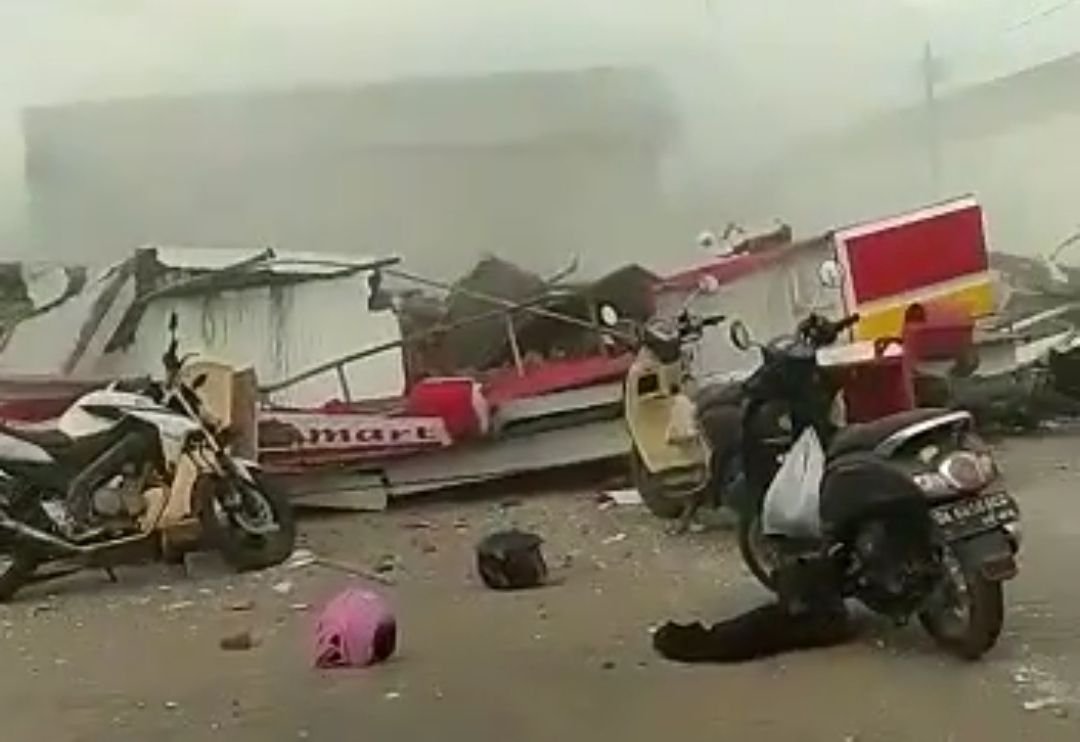 UPDATE ALFAMART AMBRUK, Daftar 15 Orang yang Terkubur Alfamart Gambut, 6 Orang Belum Ditemukan 7 Penampakan Gedung Alfamart Gambut Sebelum Roboh Mengubur Belasan Orang