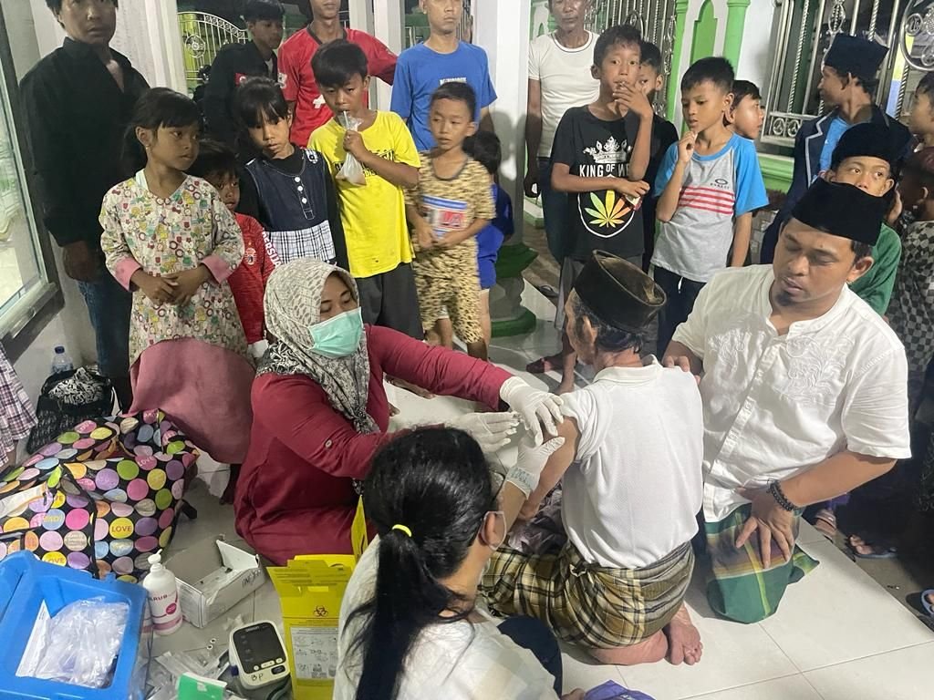 Kecamatan Kasemen Genjot Vaksinasi Lansia Bakda Tarawih, Camat: Memang Butuh Perjuangan 1 Kecamatan Kasemen Genjot Vaksinasi Lansia Bakda Tarawih, Camat: Memang Butuh Perjuangan