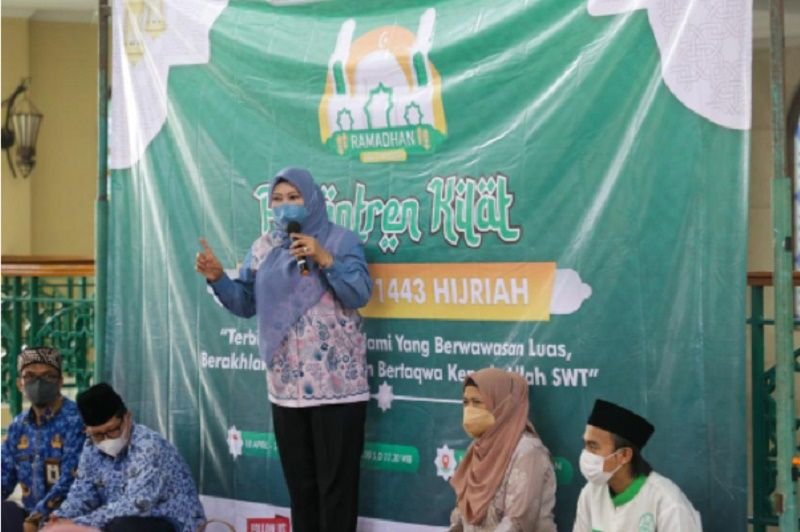 Pesantren Kilat siswa SLTA di Masjid Ar Rahman Semarak, Bupati Irna Ingatkan Pentingnya Menjaga Ahlak 1 Pesantren Kilat siswa SLTA di Masjid Ar Rahman Semarak, Bupati Irna Ingatkan Pentingnya Menjaga Ahlak