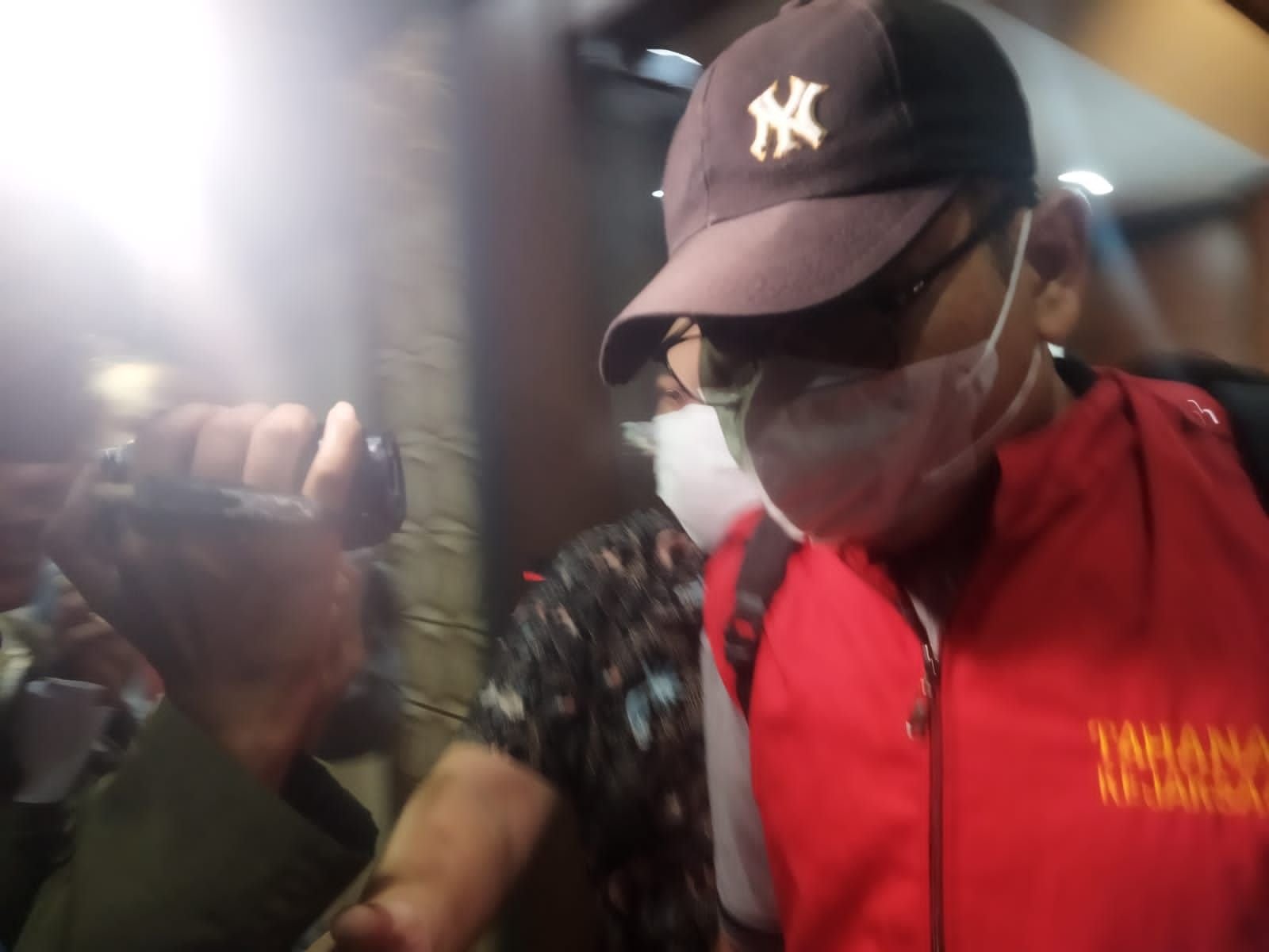 4 Tersangka Penggelapan Pajak di Samsat Kelapa Dua Langsung Ditahan Kejati Banten