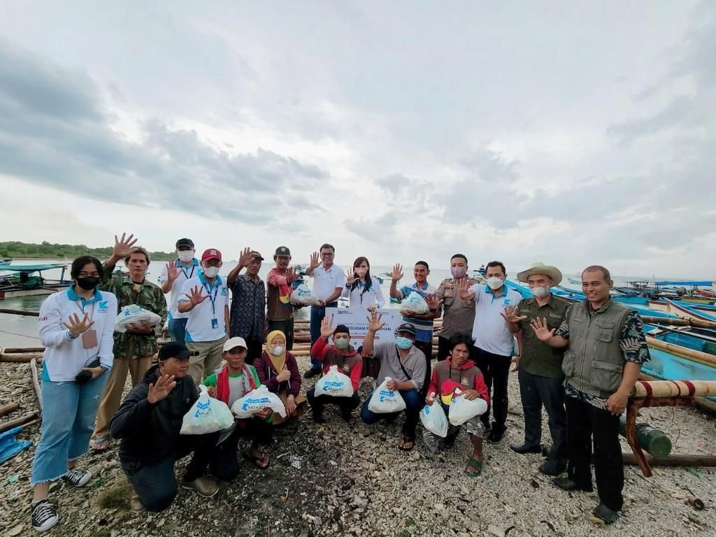 KBS Salurkan Sembako ke Nelayan di Tanjung Peni dan Tanjung Leneng