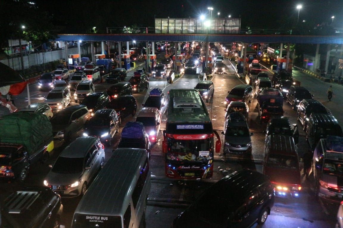 Arus Mudik Dipecah ke Tiga Pelabuhan, Pelabuhan Merak Berangsur-angsur Lengang 1 H-5 Lebaran, Antrean Kendaraan Menuju Pelabuhan Merak Mengular Hingga Jalan Tol