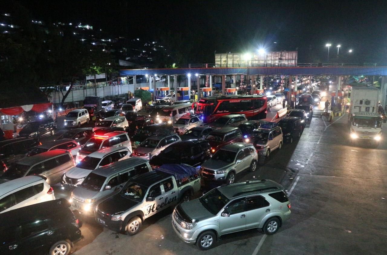 Pelabuhan Merak Macet Parah, Dua Jam Pengemudi Belum Bisa Masuk Kapal 2 Pelabuhan Merak Macet Parah, Dua Jam Pengemudi Belum Bisa Masuk Kapal