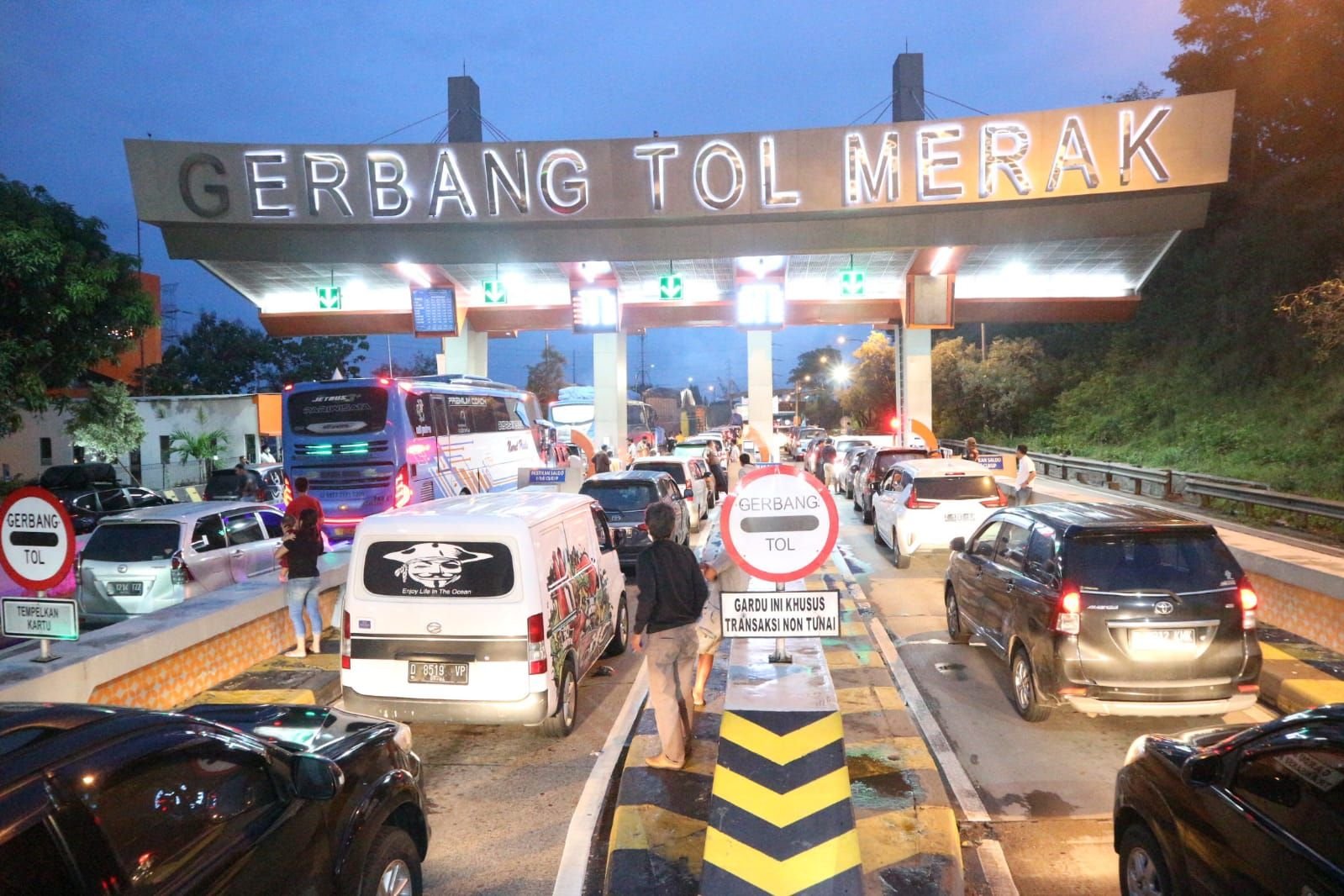 H-4 Lebaran Tol Merak Macet Parah, Empat Jam Pemudik Hanya Bergerak Tujuh Kilometer