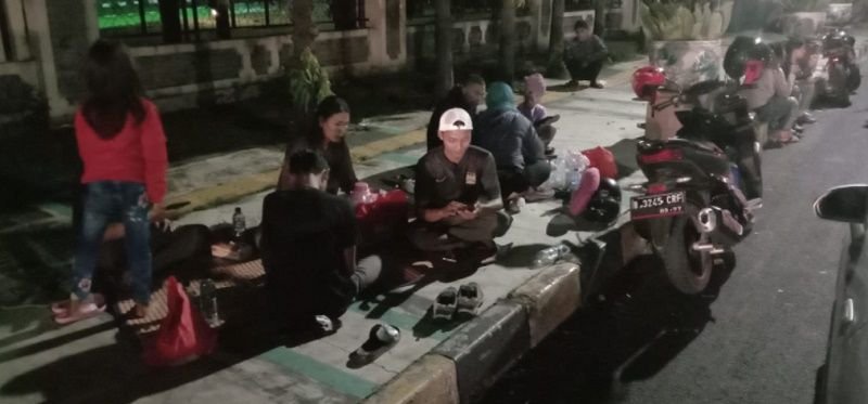 PUNCAK ARUS MUDIK, Jalan Non Tol Menuju Pelabuhan Merak Macet dan Trotoar DPRD Cilegon Jadi Rest Area Dadakan 8 PUNCAK ARUS MUDIK, Jalan Non Tol Menuju Pelabuhan Merak Macet dan Trotoar DPRD Cilegon Jadi Rest Area Dadakan
