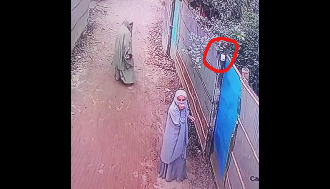 Tertangkap Kamera! Ukhti Iseng Tekan Bel Rumah Orang dan Lari Ketakutan 1 Tertangkap Kamera! Ukhti Iseng Tekan Bel Rumah Orang dan Lari Ketakutan