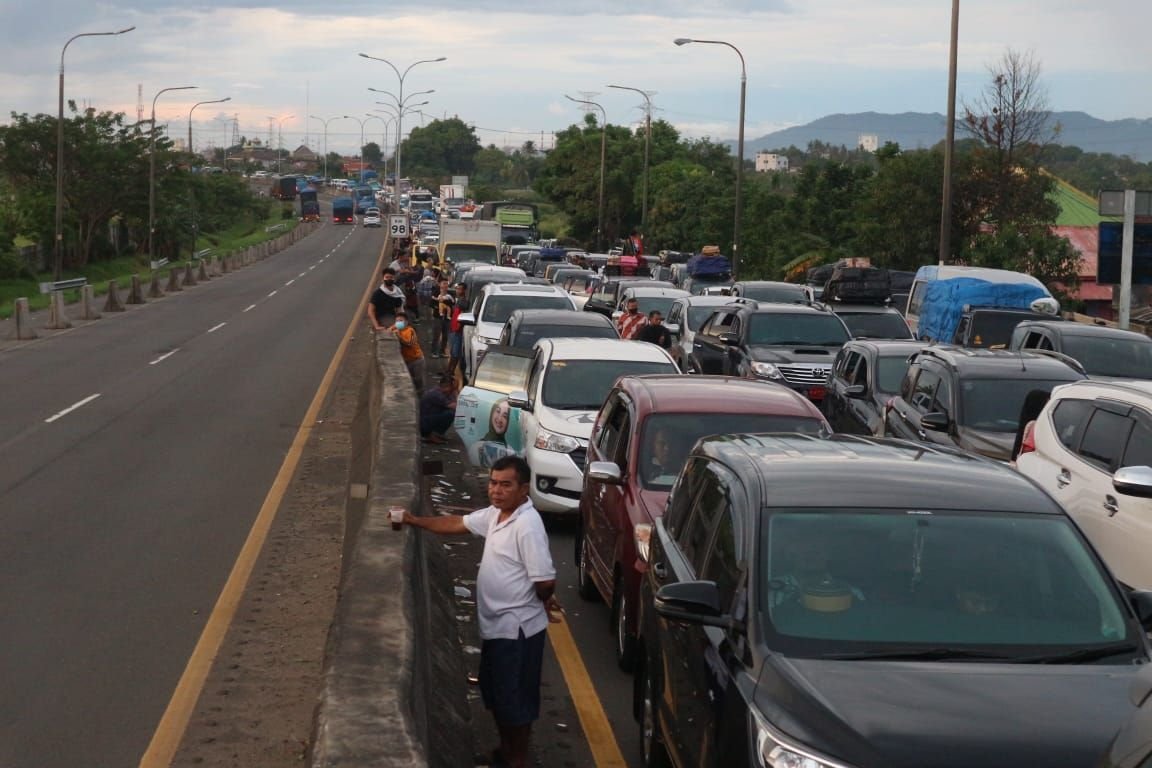 Macet Delapan Jam Jelang Pelabuhan Merak, Kendaraan Baru Bisa Naik Kapal