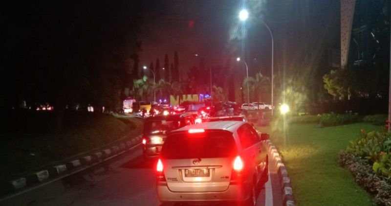 PUNCAK ARUS MUDIK Terjadi H-3 Lebaran, Kemacetan Menuju Pelabuhan Merak Belasan Kilometer 9 PUNCAK ARUS MUDIK Terjadi H-3 Lebaran, Kemacetan Menuju Pelabuhan Merak Belasan Kilometer