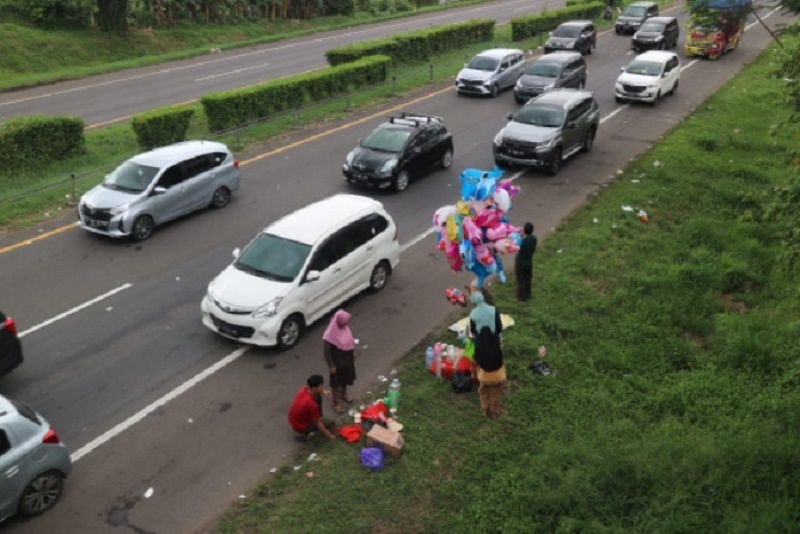 Jalan Tol Tangerang Merak Macet Parah Hingga Kilometer 92, Pedagang Kopi Dadakan Menjamur 6 Jalan Tol Tangerang Merak Macet Parah Hingga Kilometer 92, Pedagang Kopi Dadakan Menjamur