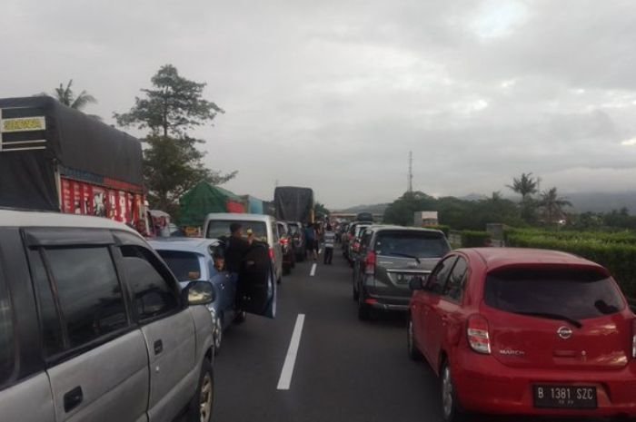 Simak Baik-baik! Jadwal Penerapan One Way Arus Balik Lebaran 2022 di Tol untuk Hari Ini dan Besok 5 UPDATE ARUS MUDIK: Antrean di Tol Menuju Pelabuhan Merak Masih Mengular