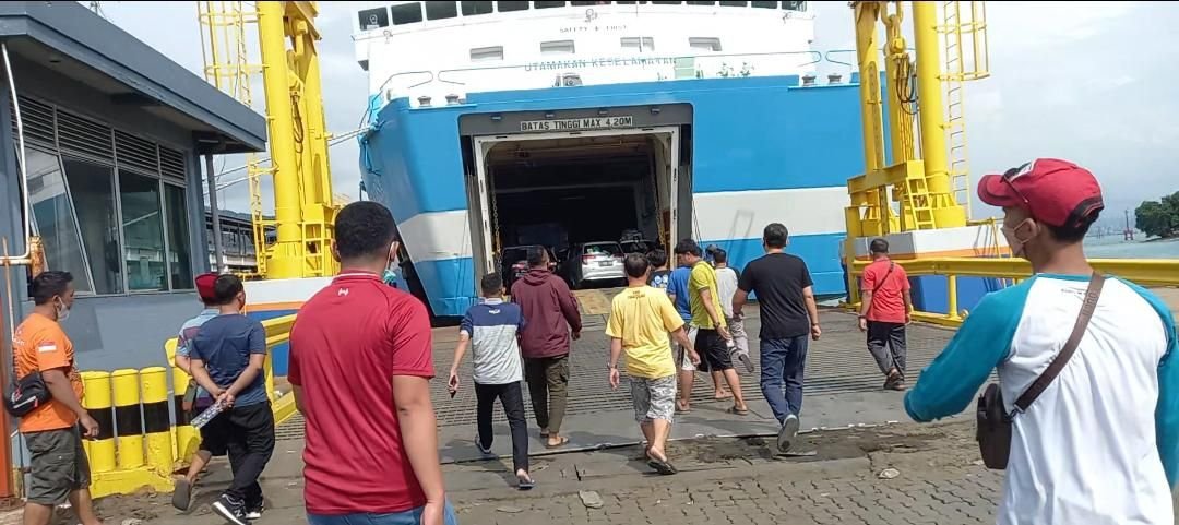Serobot Antrean Kendaraan, Pemudik Geruduk Petugas di Dermaga 3 Pelabuhan Merak 1 Serobot Antrean Kendaraan, Pemudik Geruduk Petugas di Dermaga 3 Pelabuhan Merak
