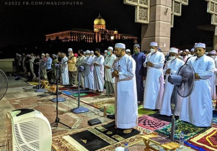 Begini Tata Cara Solat Idul Fitri Lengkap Dengan Bacaannya