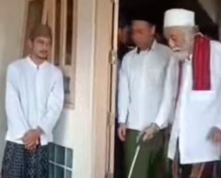 Beda dari Pemerintah, Ulama Kharismatik Banten Abuya Muhtadi Cidahu Baru Laksanakan Sholat Idul Fitri Hari Ini