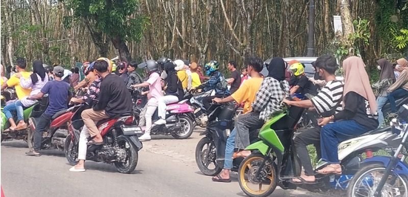 Ribuan Warga Padatai Panati Bagedur, Kendaraan Mengular 3 Kilo Meter 8 Ribuan Warga Padatai Panati Bagedur, Kendaraan Mengular 3 Kilo Meter