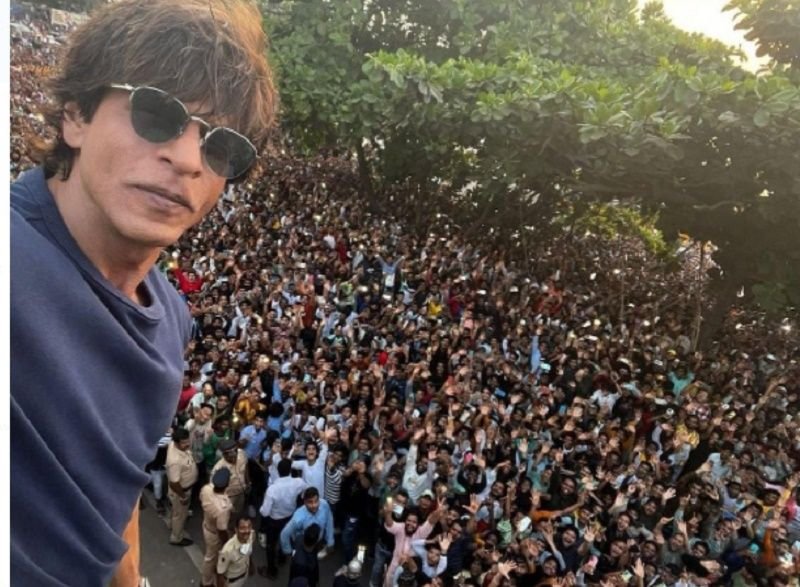 Momen Bintang Bollywood Shah Rukh Khan Lebaran dengan Jutaan Fans di Depan Rumahnya