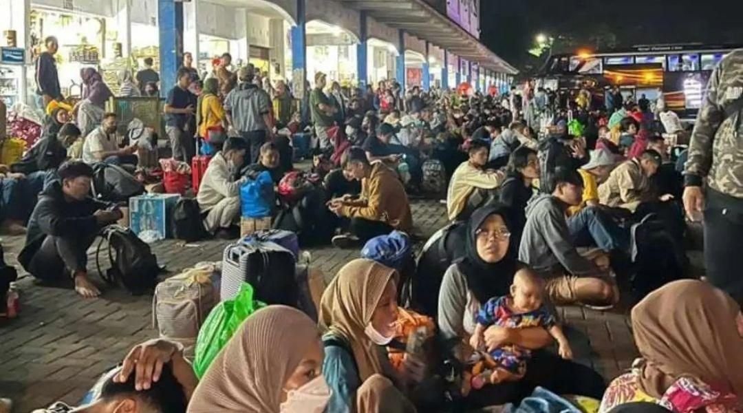 Bus Arus Balik Terlambat Lebih dari Lima Jam, Bos PO Haryanto Sampaikan Pesan Ini ke Penumpang 2 Bus Arus Balik Terlambat Lebih dari Lima Jam, Bos PO Haryanto Sampaikan Pesan Ini ke Penumpang