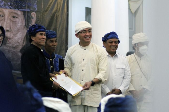 Wagub Banten Andika Hazrumy Serahkan Perda Desa Adat Saat Seba Baduy 2022