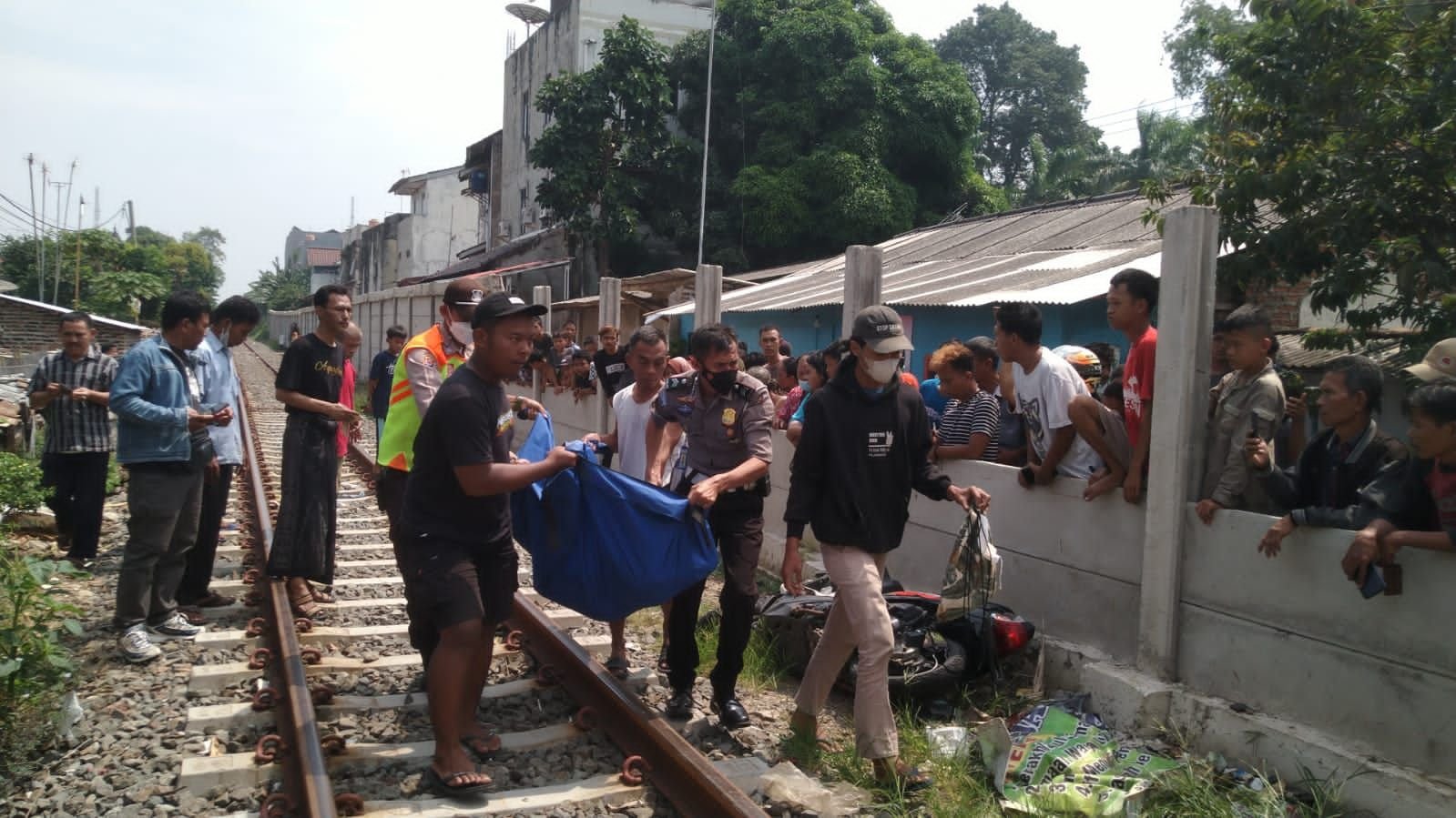 Salip Minibus, Mahasiswi Baru Asal Serang Tertabrak Kereta 1 Salip Minibus, Mahasiswi Baru Asal Serang Tertabrak Kereta