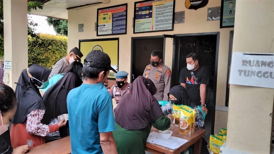 Warga Pandeglang Antre Minyak Goreng Murah Rp14 Ribu Per Liter
