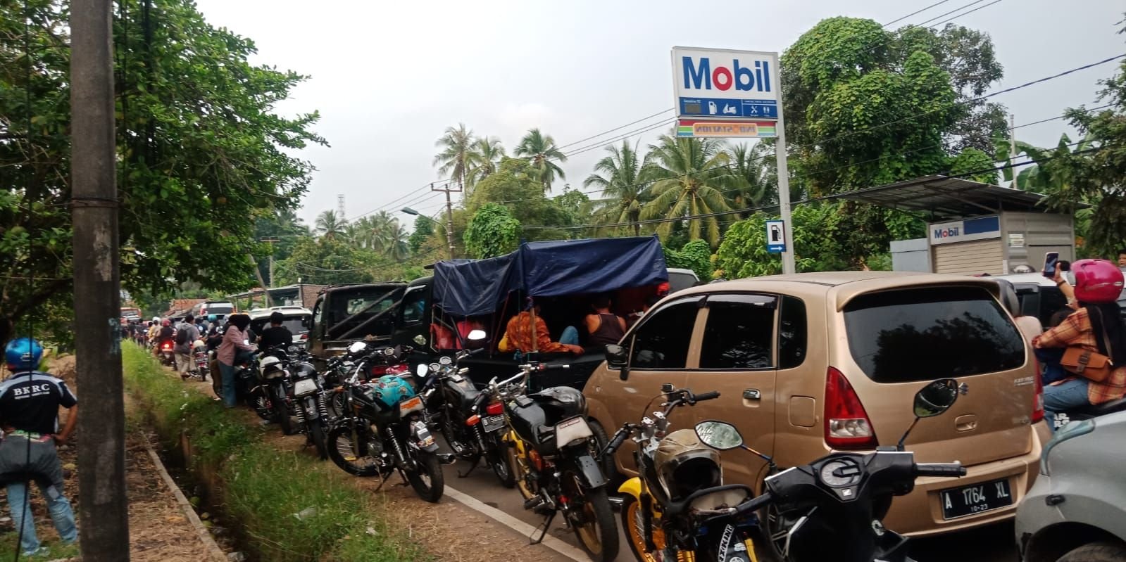 Pantai Umum di Kawasan Anyer-Cinangka Padat, Arus Lalu Litas Macet Total