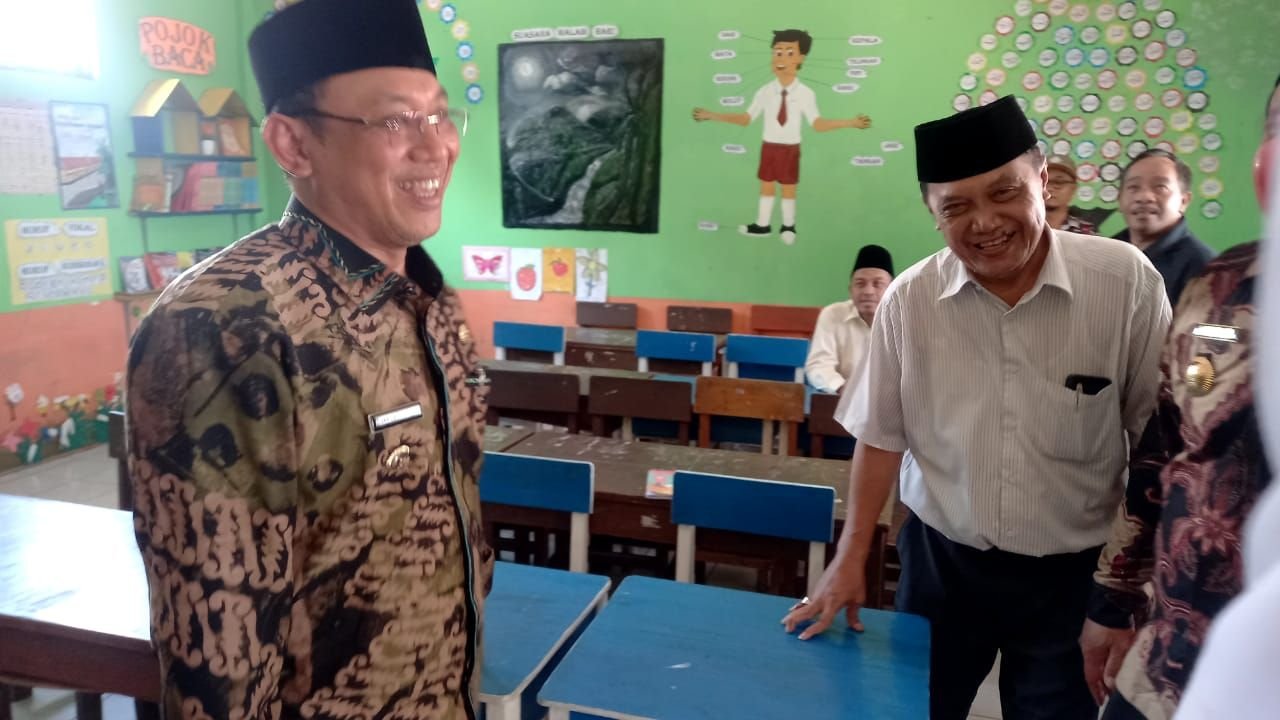 Guru SD Negeri Cipala Curhat ke Walikota Cilegon, Meja dan Kursi Sekolah Ketinggalan Zaman 1 Guru SD Negeri Cipala Curhat ke Walikota Cilegon, Meja dan Kursi Sekolah Ketinggalan Zaman