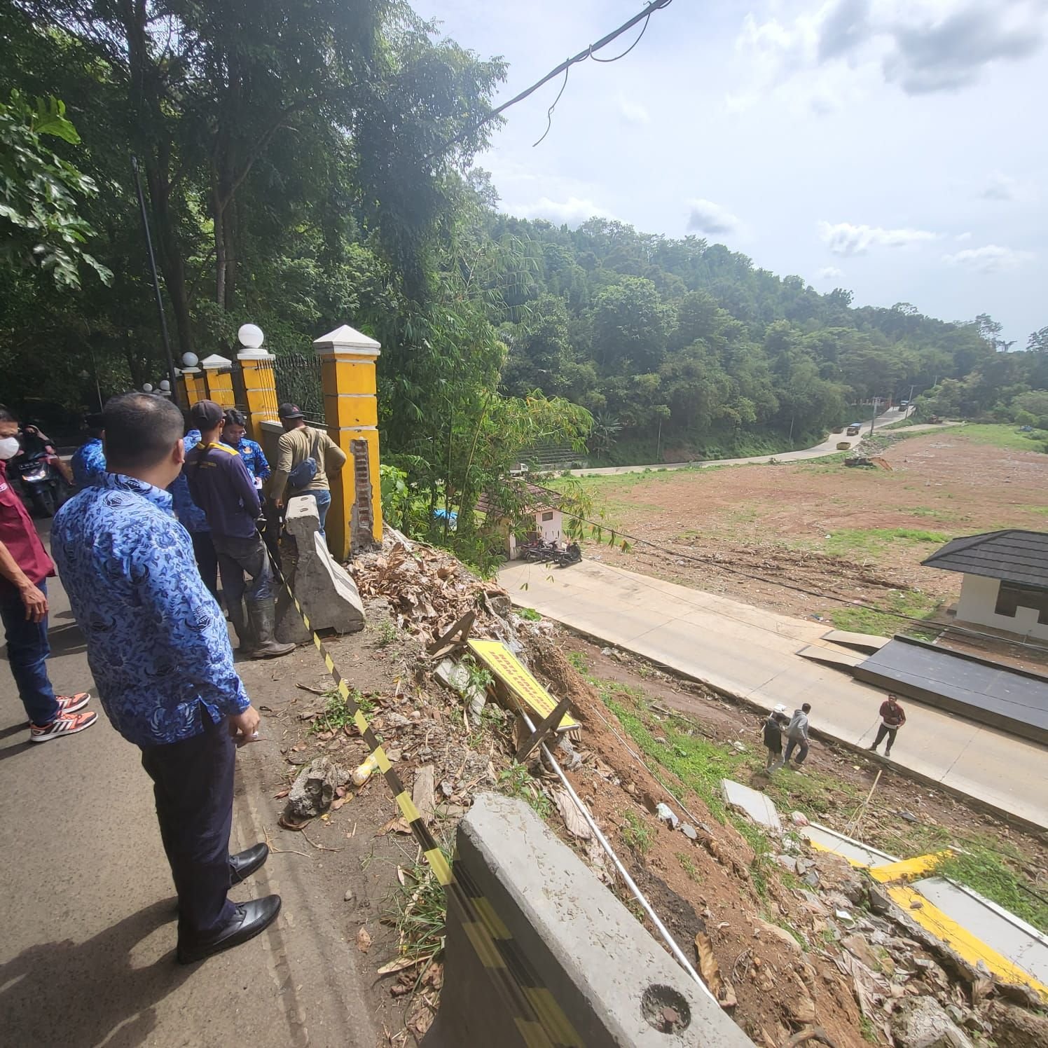 Bukit di Jalan Raya Taktakan Gunung Sari Harus Dipangkas 7 Bukit di Jalan Raya Taktakan Gunung Sari Harus Dipangkas