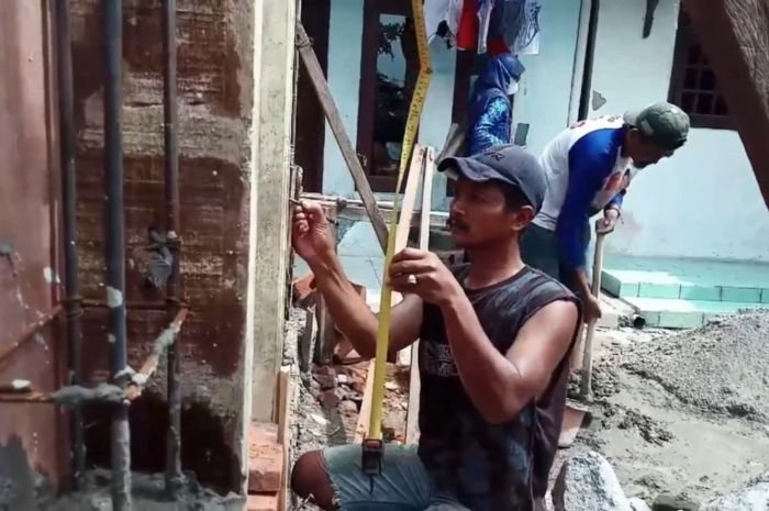 Puluhan Tahun Rumah Tukang Penjual Kue Keliling dan Pemain Ubrug Reot, Kini Dibangun Lewat Program Salira DPWK 2 Puluhan Tahun Rumah Tukang Penjual Kue Keliling dan Pemain Ubrug Reot, Kini Dibangun Lewat Program Salira DPWK