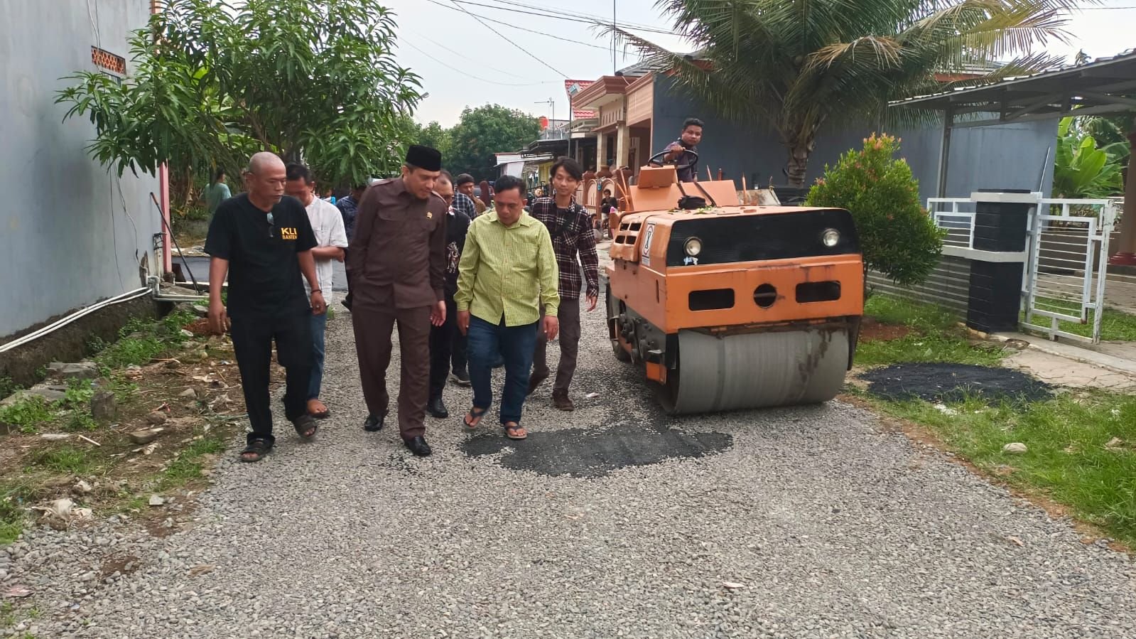 Pantau Pembangunan Jalan, Wakil Ketua DPRD Kota Serang Roni Alfanto Minta Warga Menjaga Hasil Pembangunan 1 Pantau Pembangunan Jalan, Wakil Ketua DPRD Kota Serang Roni Alfanto Minta Warga Menjaga Hasil Pembangunan
