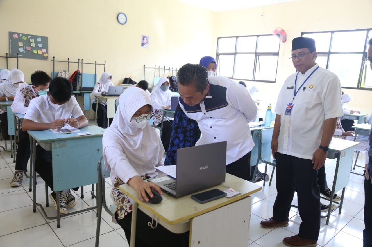 Ujian Sekolah di SMPN 1 Serang Gunakan Gadget Metode Hybrid 1 Ujian Sekolah di SMPN 1 Serang Gunakan Gadget Metode Hybrid