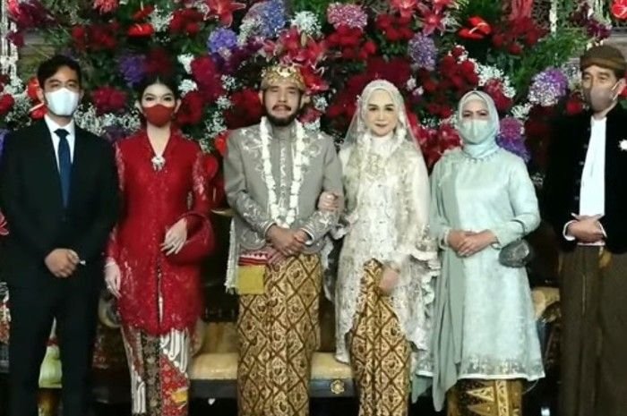 Nikahi Adik Presiden Jokowi, Ketua MK Beri Mahar Sebuah Jam Tangan hingga Tamu-tamu Penting 4 Nikahi Adik Presiden Jokowi, Ketua MK Beri Mahar Sebuah Jam Tangan hingga Tamu-tamu Penting