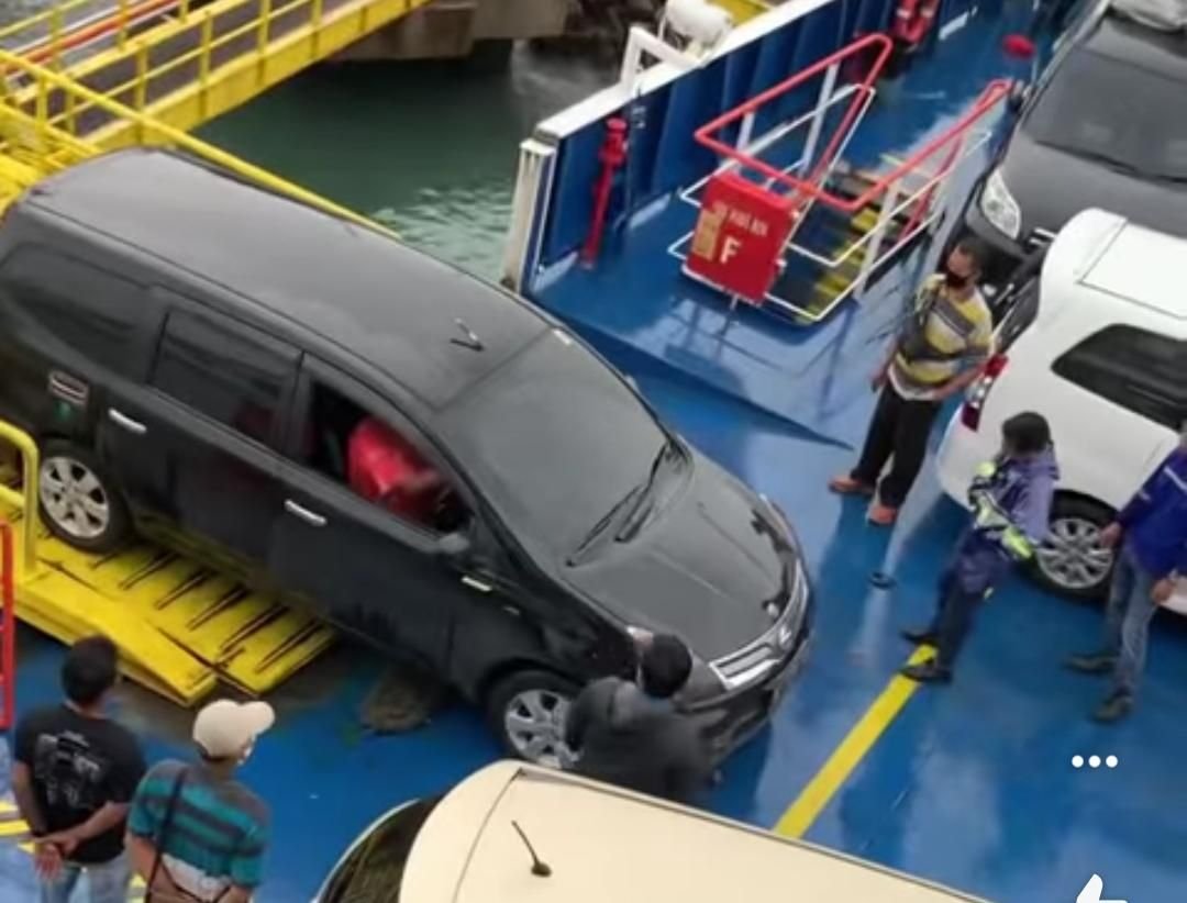 Viral Pengemudi Nissan Livina Dipaksa Turun dari Kapal di Pelabuhan Merak 3 Viral Pengemudi Nissan Livina Dipaksa Turun dari Kapal di Pelabuhan Merak