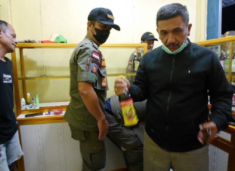 Pol PP Pandeglang Sita Puluhan Botol Miras 10 Pol PP Pandeglang Sita Puluhan Botol Miras