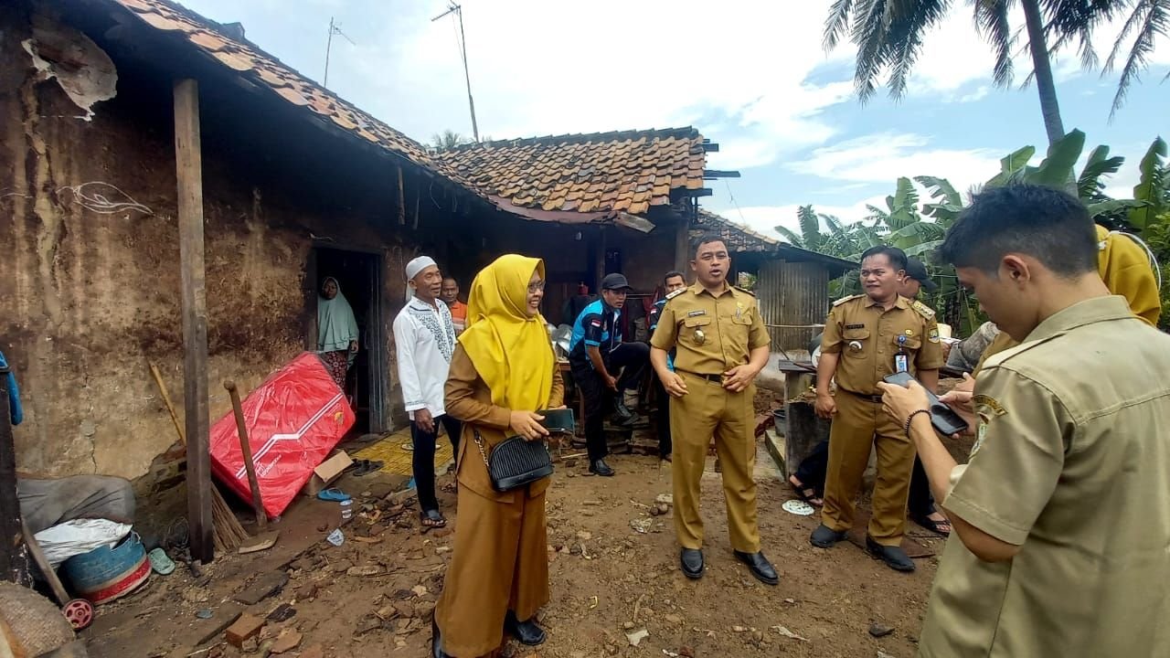 Wakil Walikota Cilegon Sanuji Gerak Cepat Atasi Musibah Rumah Ambruk Warga Pabean 1 Wakil Walikota Cilegon Sanuji Gerak Cepat Atasi Musibah Rumah Ambruk Warga Pabean