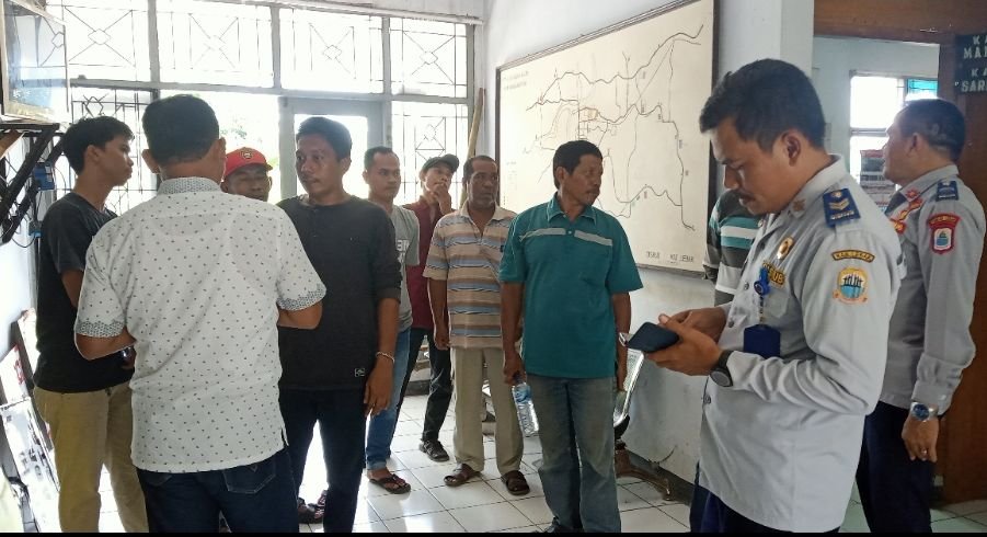 Sopir Angkot Sudamanik-Aweh Gruduk Dishub, Protes Banyak Angkot Bodong Beroperasi 1 Sopir Angkot Sudamanik-Aweh Gruduk Dishub, Protes Banyak Angkot Bodong Beroperasi