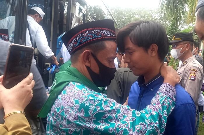 Helldy Agustian Lepas 389 Jemaah Haji, Isak Tangis Pecah di Halaman DPRD Kota Cilegon