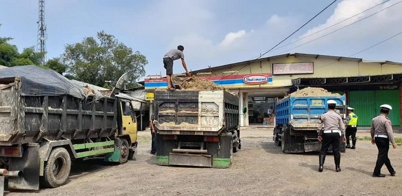 Belasan Truk Overload Ditilang, Satlantas Polres Lebak Temukan Sopir Truk Masih Anak-anak