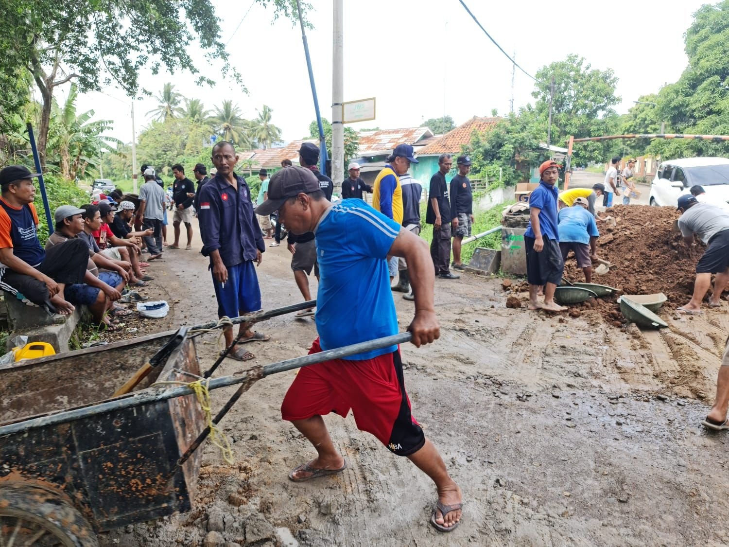 Rusak Parah, Warga Serdang Kabupaten Serang Iuran Bangun Jalan Provinsi