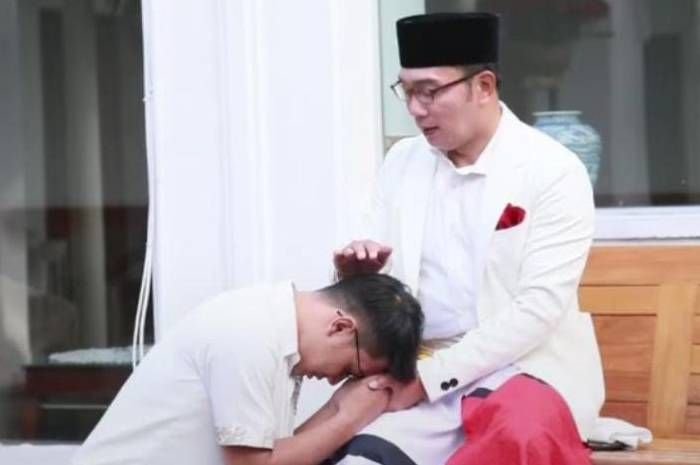 Ridwan Kamil Bersaksi! Jasad Eril Wangi, Wajah Rapi dan Menengok ke Kanan 4 Ridwan Kamil Bersaksi! Jasad Eril Wangi, Wajah Rapi dan Menengok ke Kanan