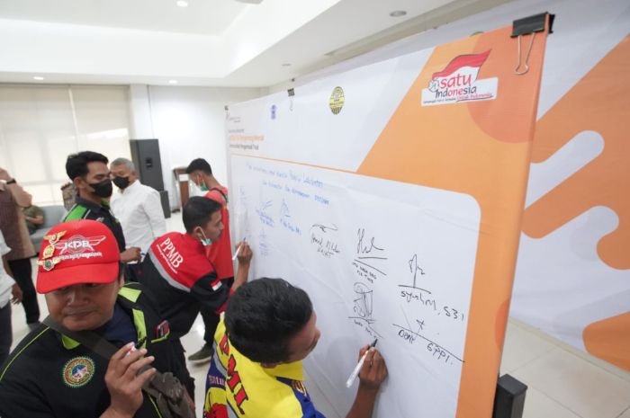 Kumpulkan Pengemudi Truk, ASTRA Tol Tangerang-Merak Singgung Penegakan Hukum Parkir di Bahu Jalan dan ODOL 3 Kumpulkan Pengemudi Truk, ASTRA Tol Tangerang-Merak Singgung Penegakan Hukum Parkir di Bahu Jalan dan ODOL