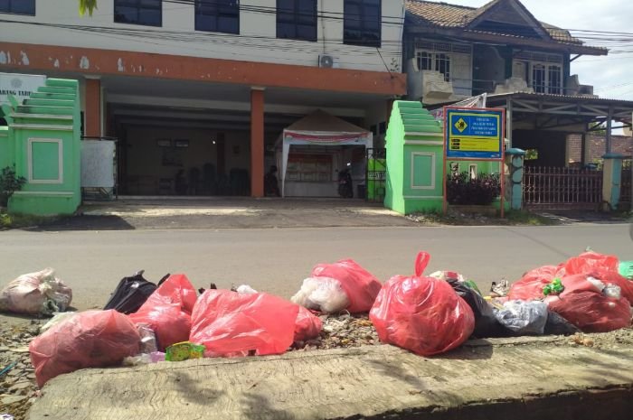 Camat Kasemen Minta Regulasi Pengelolaan Sampah Dilimpahkan ke Kecamatan 2 Camat Kasemen Minta Regulasi Pengelolaan Sampah Dilimpahkan ke Kecamatan