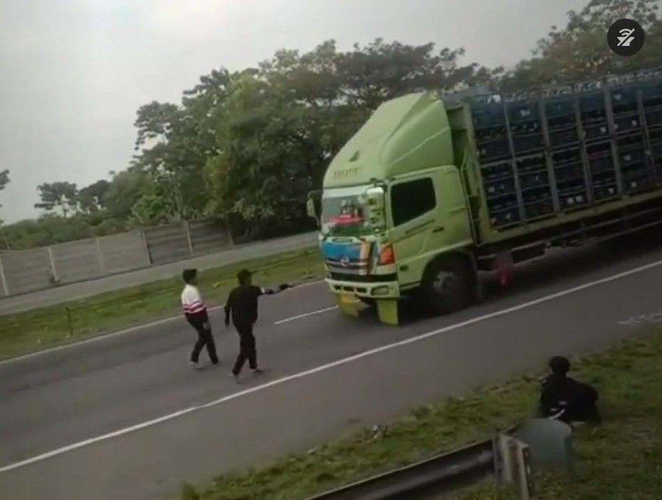 Pasca Viral Aksi Bocah Setop Truk di Tol, ASTRA Tol Tangerang Merak Intensifkan Patroli 1 Pasca Viral Aksi Bocah Setop Truk di Tol, ASTRA Tol Tangerang Merak Intensifkan Patroli