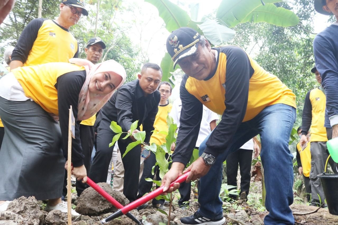 Cegah Longsor, Pemkab Serang Tanam 1050 Pohon di Waringinkurung Serang 1 Cegah Longsor, Pemkab Serang Tanam 1050 Pohon di Waringinkurung Serang